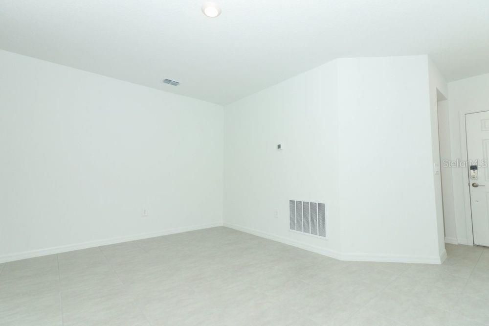 Active With Contract: $317,579 (3 beds, 2 baths, 1603 Square Feet)