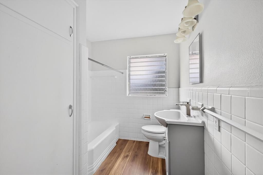 待售: $225,000 (3 贝兹, 1 浴室, 1068 平方英尺)