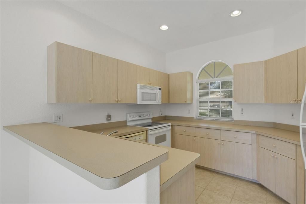 На продажу: $295,000 (2 спален, 2 ванн, 1405 Квадратных фут)