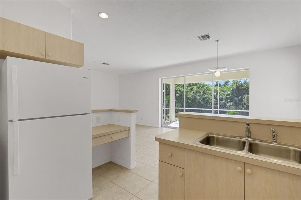 На продажу: $295,000 (2 спален, 2 ванн, 1405 Квадратных фут)