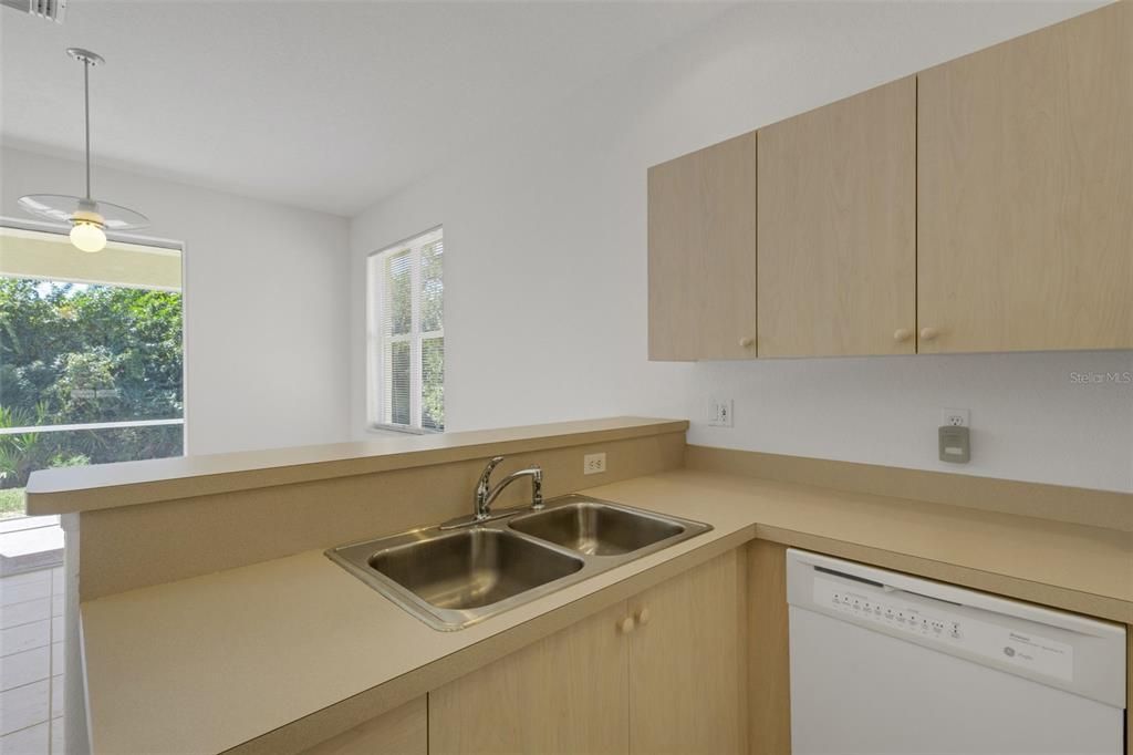 На продажу: $295,000 (2 спален, 2 ванн, 1405 Квадратных фут)