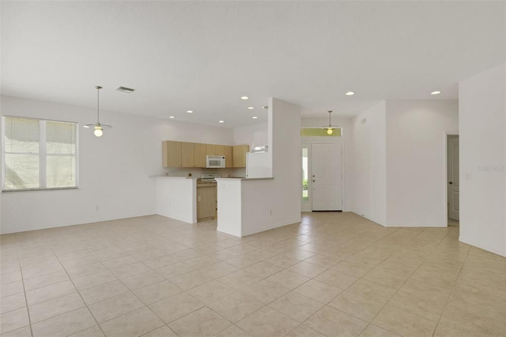 На продажу: $295,000 (2 спален, 2 ванн, 1405 Квадратных фут)