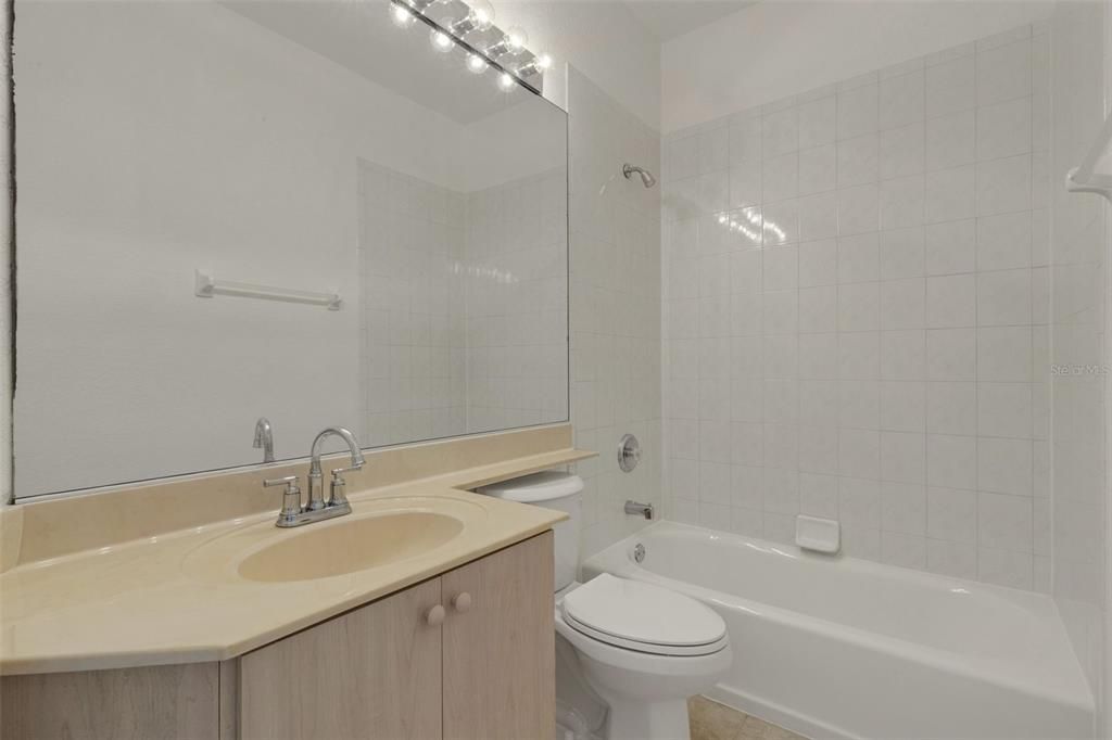 На продажу: $295,000 (2 спален, 2 ванн, 1405 Квадратных фут)