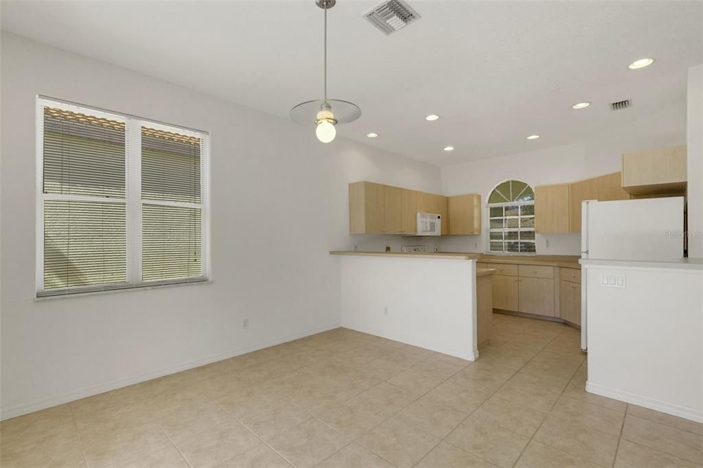 На продажу: $295,000 (2 спален, 2 ванн, 1405 Квадратных фут)