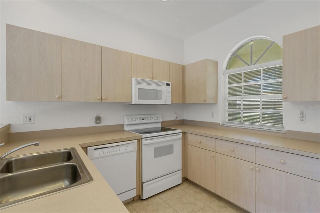 На продажу: $295,000 (2 спален, 2 ванн, 1405 Квадратных фут)