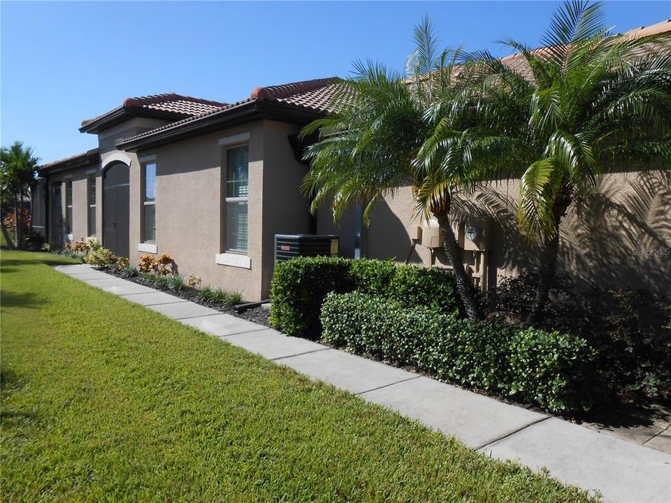 待售: $276,000 (2 贝兹, 2 浴室, 1393 平方英尺)