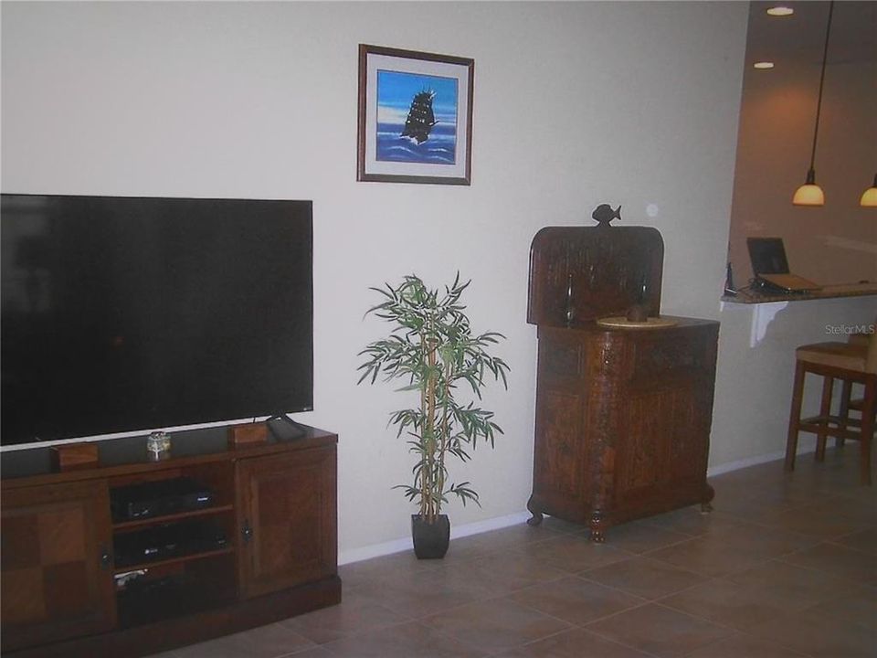 待售: $276,000 (2 贝兹, 2 浴室, 1393 平方英尺)