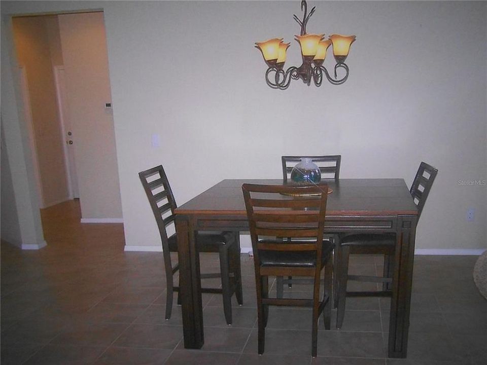 待售: $276,000 (2 贝兹, 2 浴室, 1393 平方英尺)