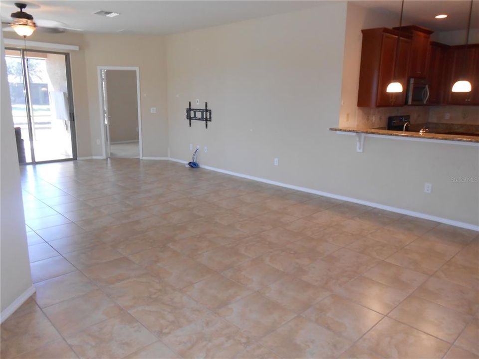 待售: $276,000 (2 贝兹, 2 浴室, 1393 平方英尺)