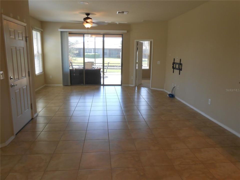 待售: $276,000 (2 贝兹, 2 浴室, 1393 平方英尺)