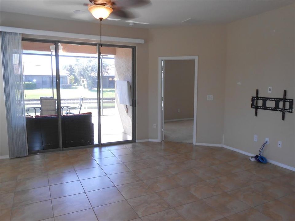 待售: $276,000 (2 贝兹, 2 浴室, 1393 平方英尺)