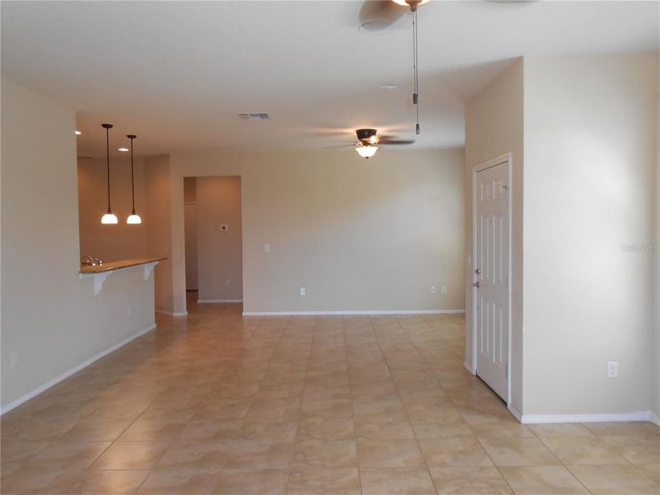 待售: $276,000 (2 贝兹, 2 浴室, 1393 平方英尺)