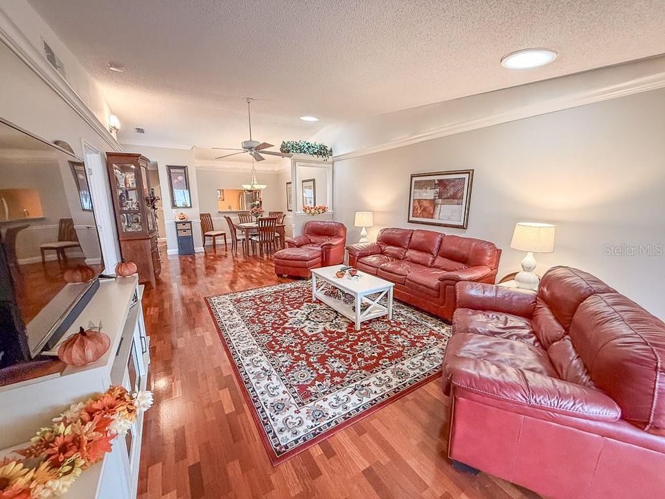 Под контрактом: $394,900 (2 спален, 2 ванн, 1332 Квадратных фут)