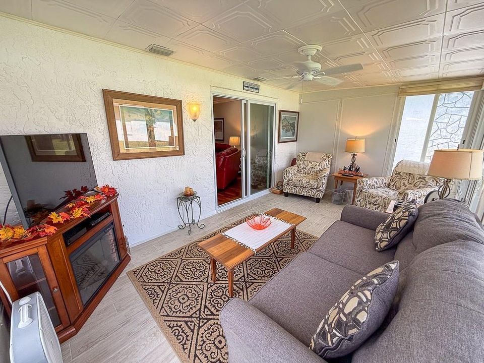 Под контрактом: $394,900 (2 спален, 2 ванн, 1332 Квадратных фут)