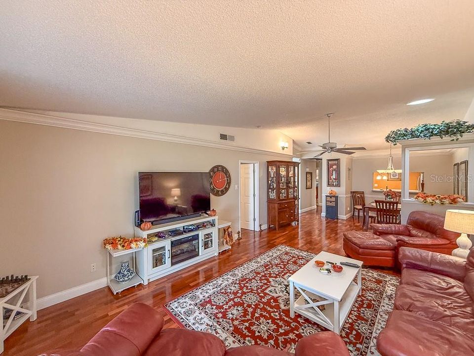 Под контрактом: $394,900 (2 спален, 2 ванн, 1332 Квадратных фут)