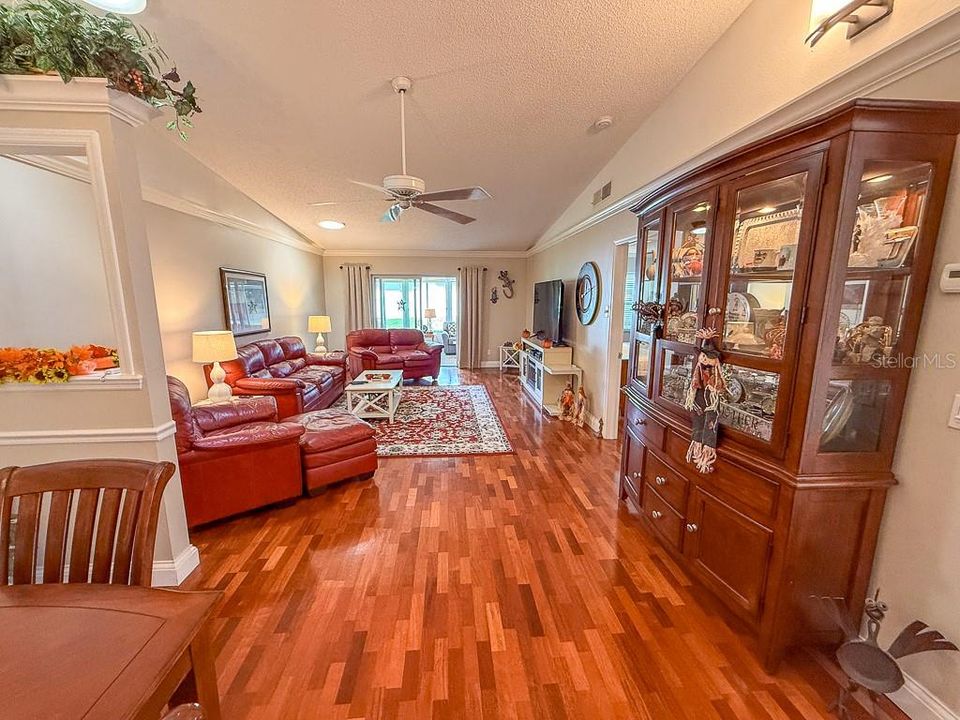 Под контрактом: $394,900 (2 спален, 2 ванн, 1332 Квадратных фут)