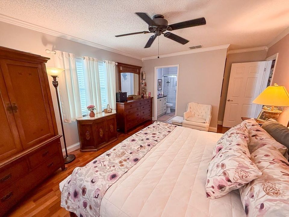 Под контрактом: $394,900 (2 спален, 2 ванн, 1332 Квадратных фут)