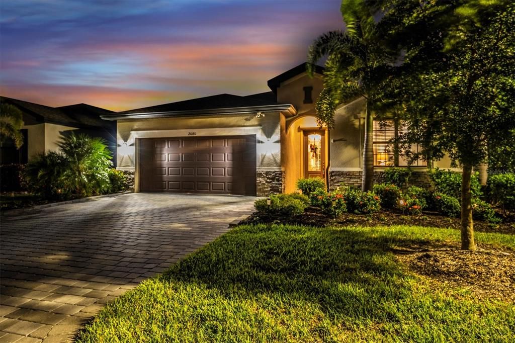 合同活跃: $549,000 (3 贝兹, 3 浴室, 2217 平方英尺)