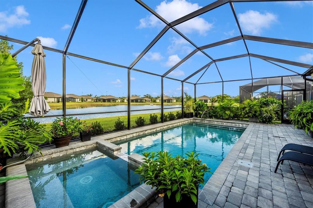 合同活跃: $549,000 (3 贝兹, 3 浴室, 2217 平方英尺)