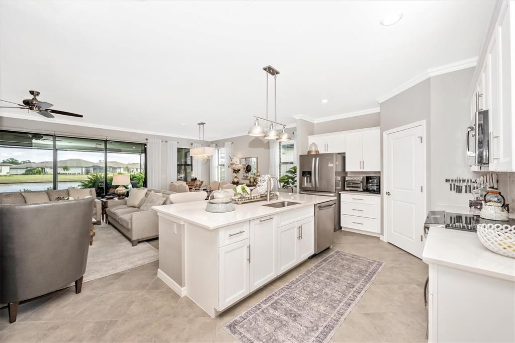 合同活跃: $549,000 (3 贝兹, 3 浴室, 2217 平方英尺)