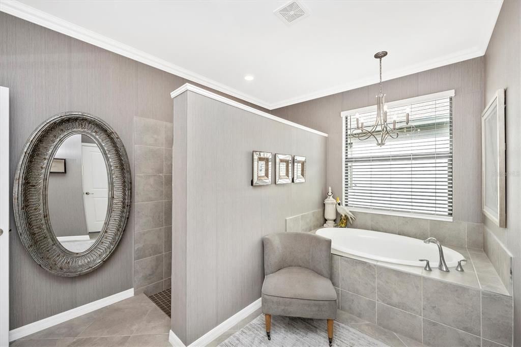 合同活跃: $549,000 (3 贝兹, 3 浴室, 2217 平方英尺)