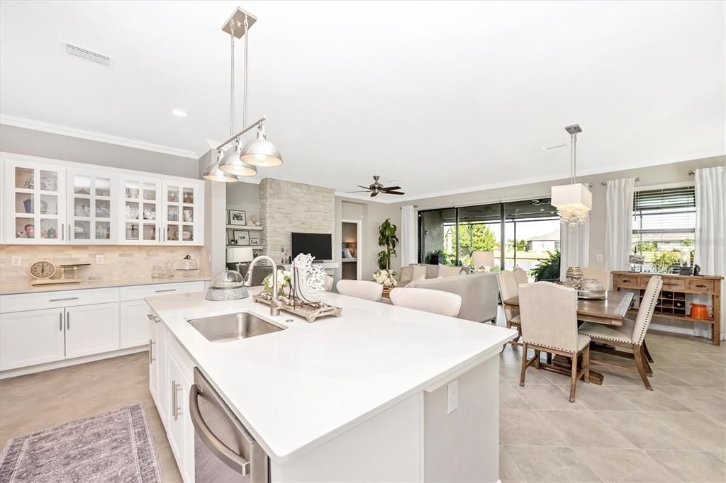 合同活跃: $549,000 (3 贝兹, 3 浴室, 2217 平方英尺)