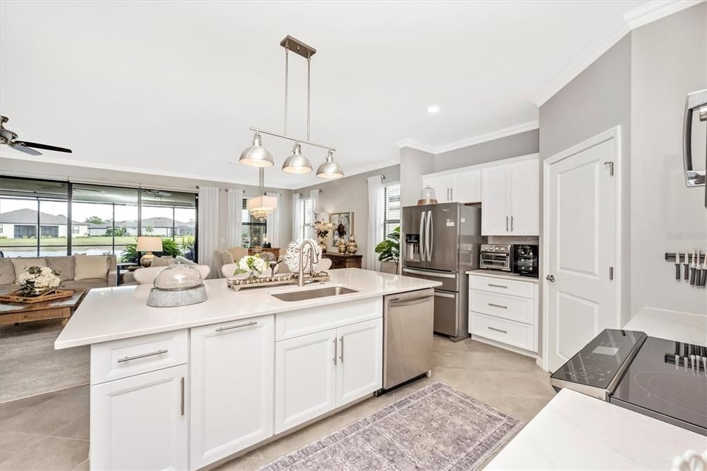 合同活跃: $549,000 (3 贝兹, 3 浴室, 2217 平方英尺)