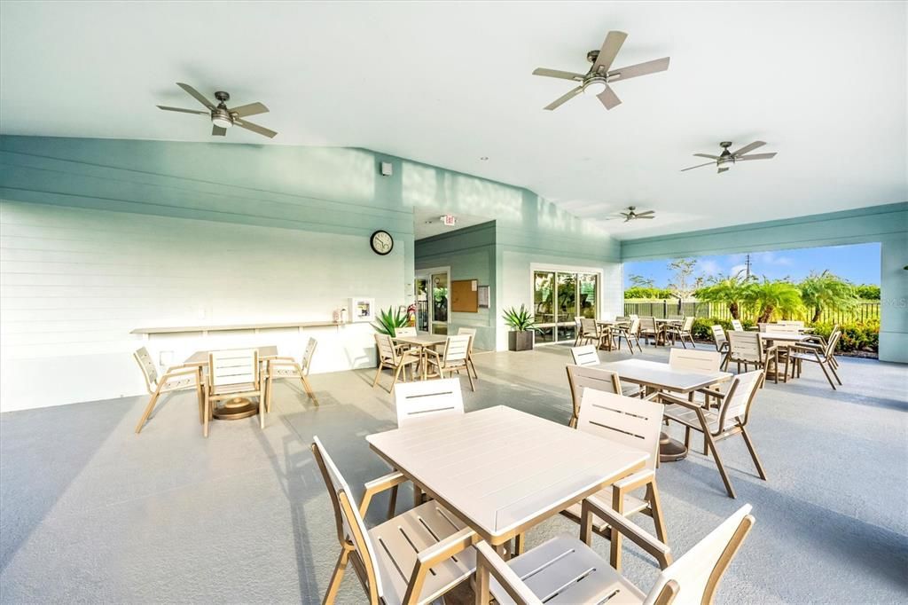 合同活跃: $549,000 (3 贝兹, 3 浴室, 2217 平方英尺)