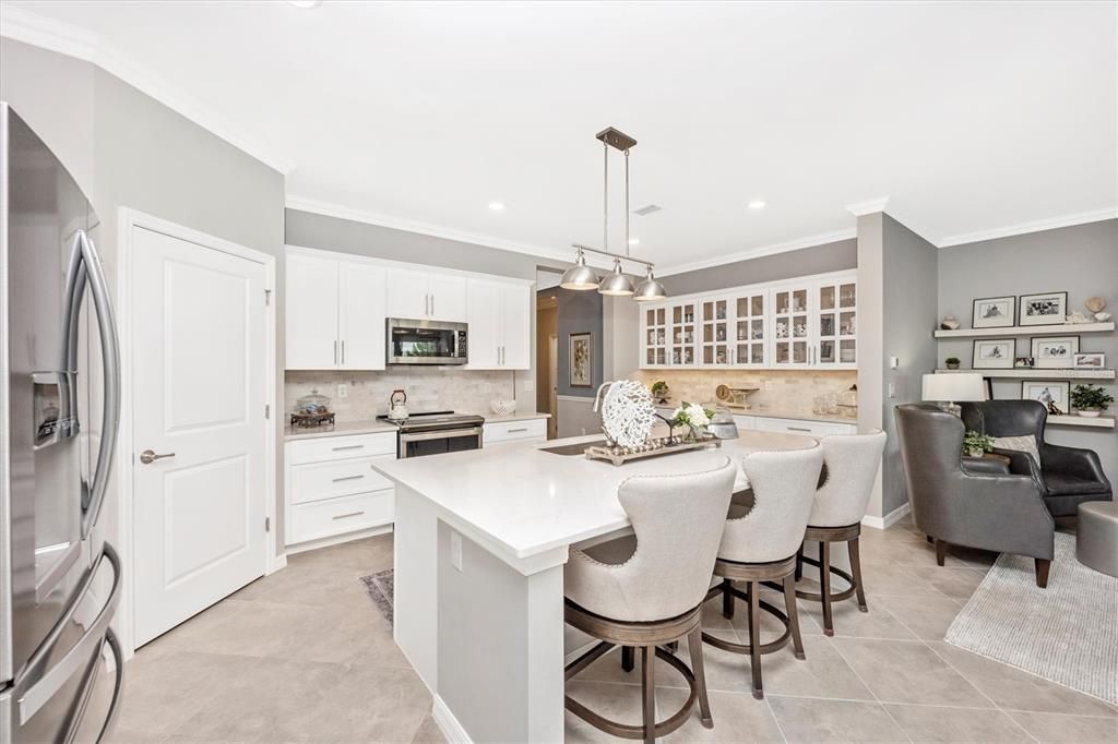 合同活跃: $549,000 (3 贝兹, 3 浴室, 2217 平方英尺)