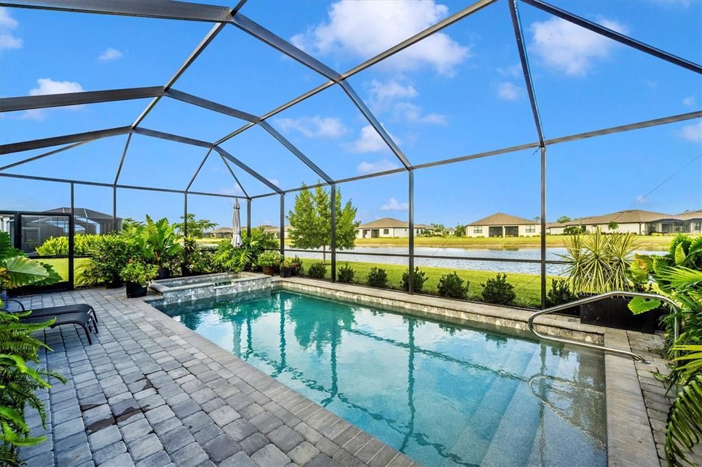 合同活跃: $549,000 (3 贝兹, 3 浴室, 2217 平方英尺)