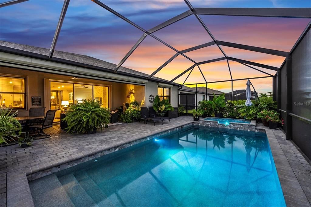 合同活跃: $549,000 (3 贝兹, 3 浴室, 2217 平方英尺)