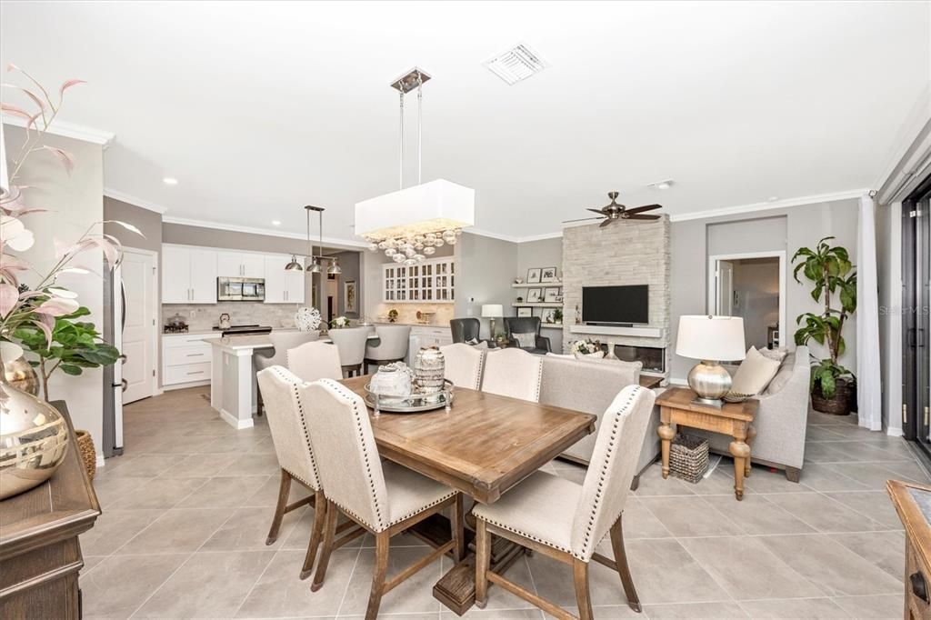 合同活跃: $549,000 (3 贝兹, 3 浴室, 2217 平方英尺)