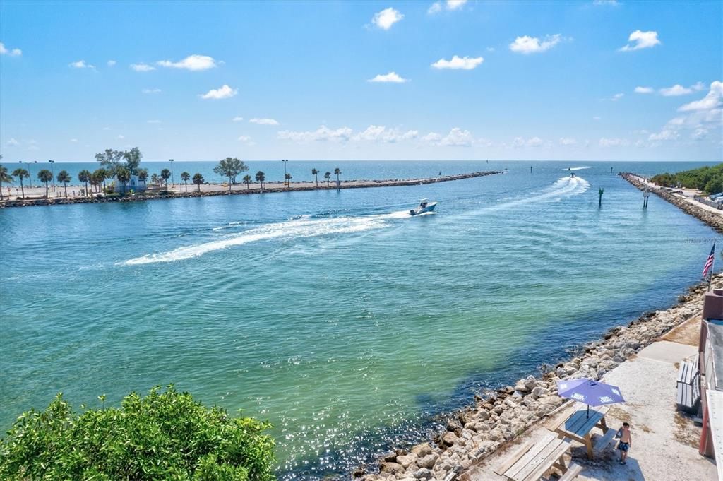 En Venta: $1,099,900 (5 camas, 4 baños, 3759 Pies cuadrados)