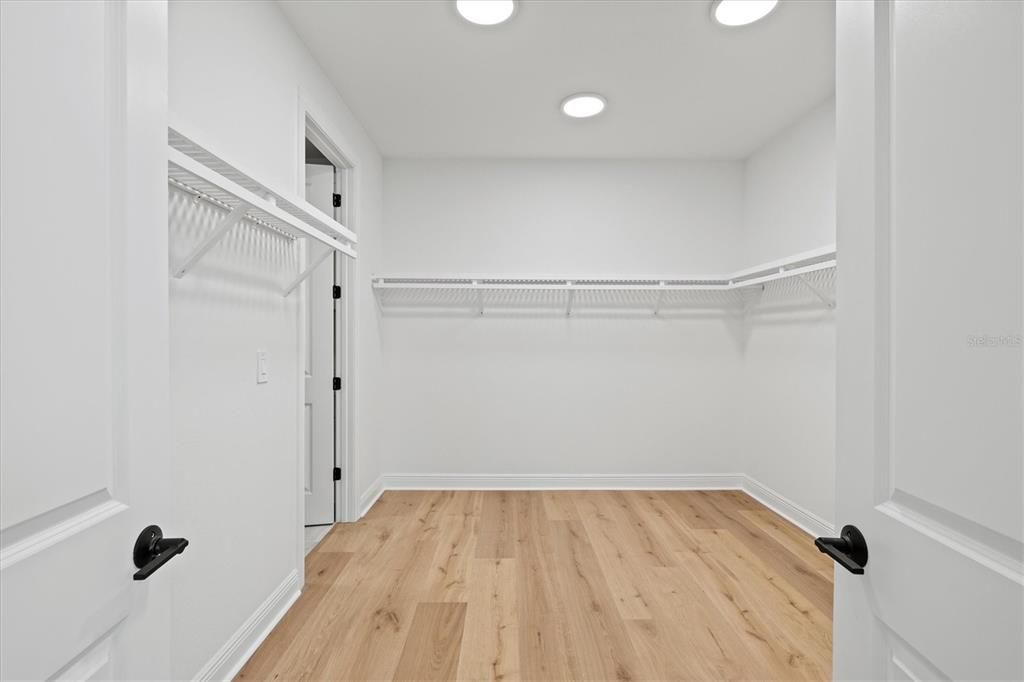 En Venta: $1,099,900 (5 camas, 4 baños, 3759 Pies cuadrados)