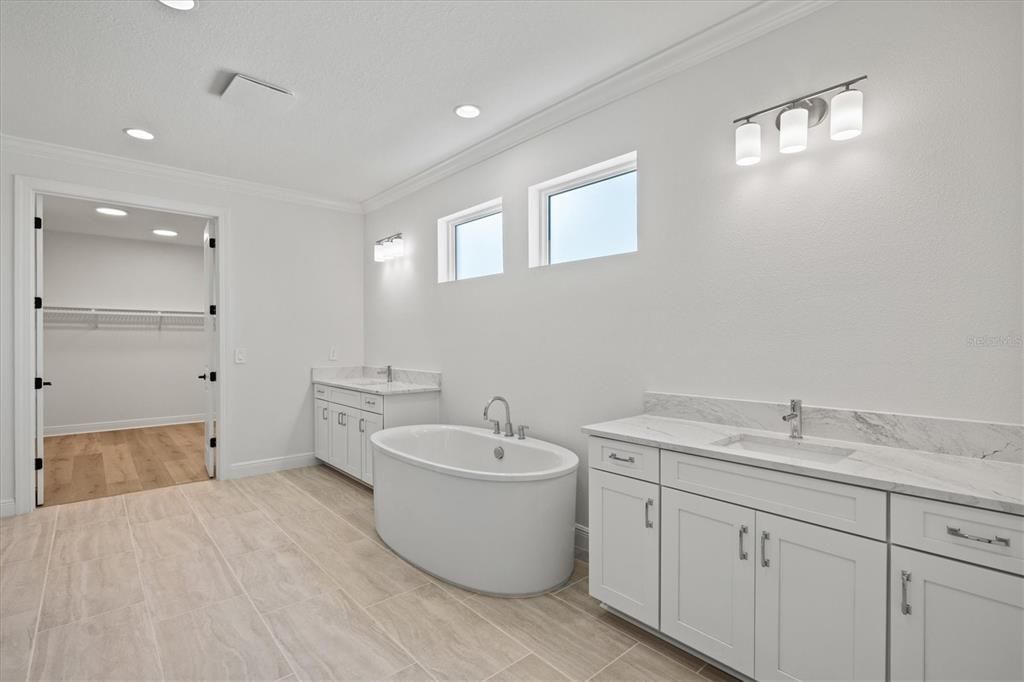 En Venta: $1,099,900 (5 camas, 4 baños, 3759 Pies cuadrados)