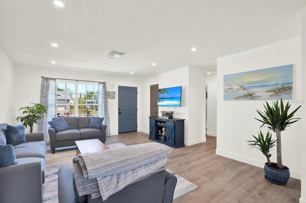 Active With Contract: $249,900 (2 beds, 2 baths, 1209 Square Feet)