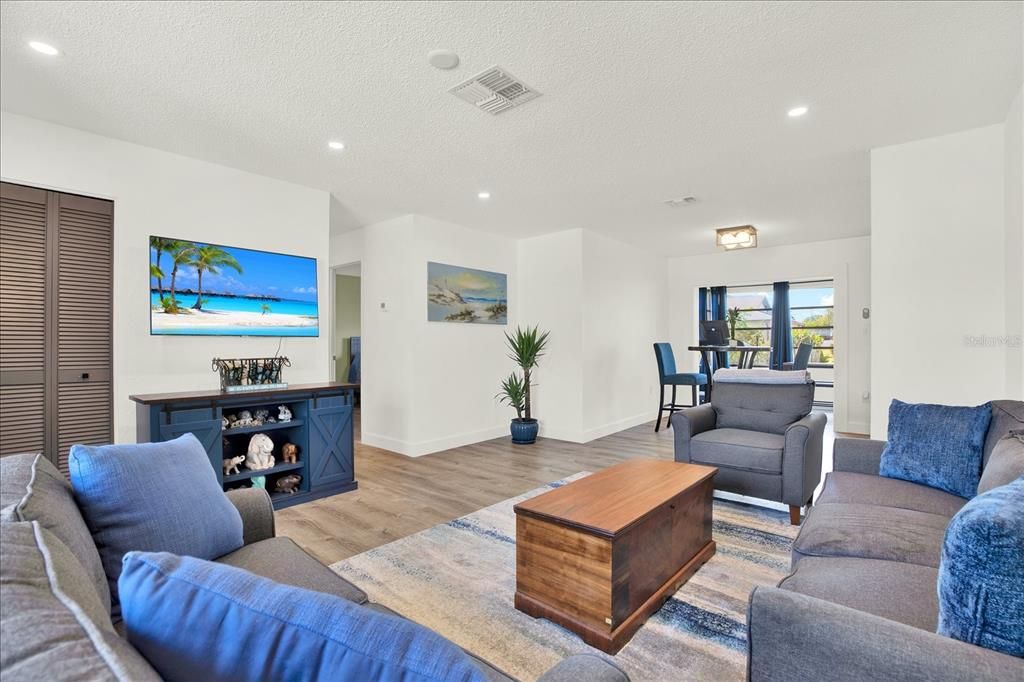 Active With Contract: $249,900 (2 beds, 2 baths, 1209 Square Feet)