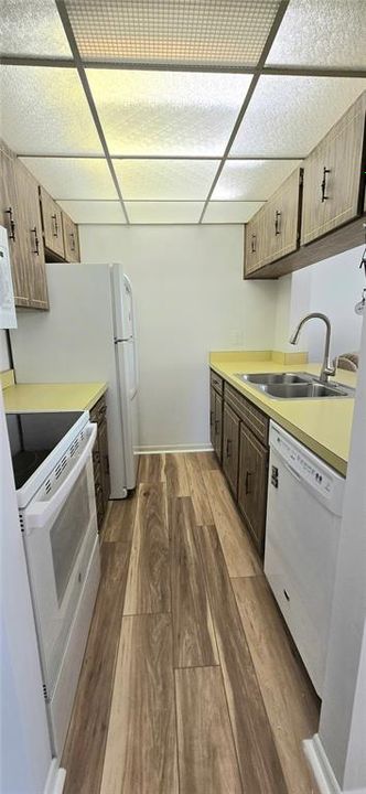 For Sale: $119,900 (1 beds, 1 baths, 700 Square Feet)