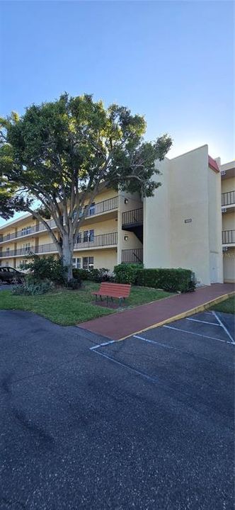 For Sale: $119,900 (1 beds, 1 baths, 700 Square Feet)