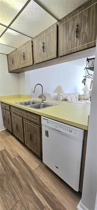 For Sale: $119,900 (1 beds, 1 baths, 700 Square Feet)