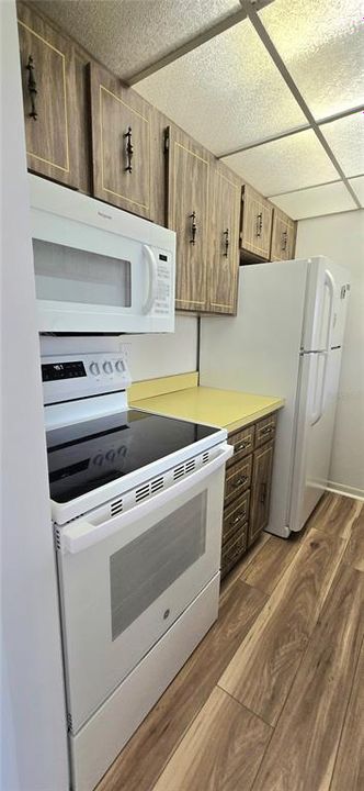 For Sale: $119,900 (1 beds, 1 baths, 700 Square Feet)