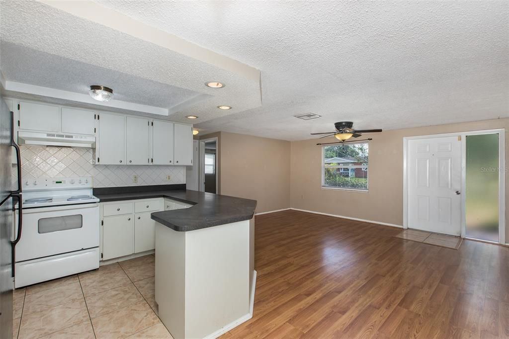 Active With Contract: $185,000 (2 beds, 2 baths, 1004 Square Feet)