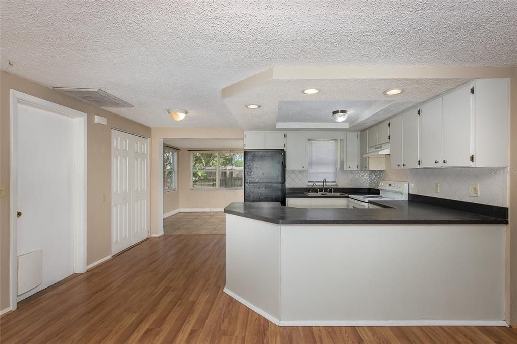 Active With Contract: $185,000 (2 beds, 2 baths, 1004 Square Feet)