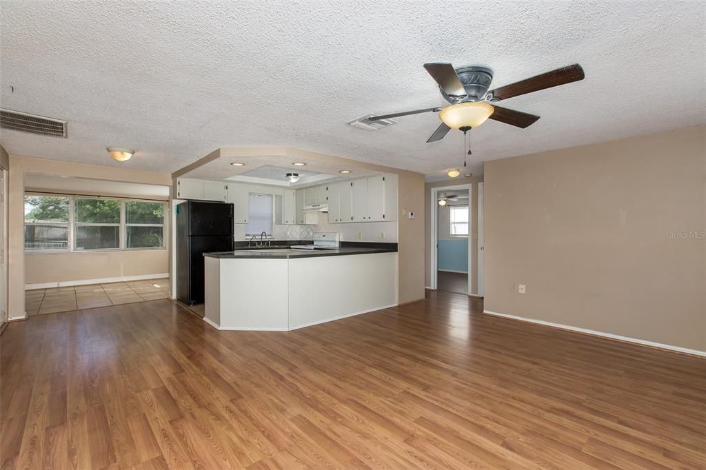 Active With Contract: $185,000 (2 beds, 2 baths, 1004 Square Feet)