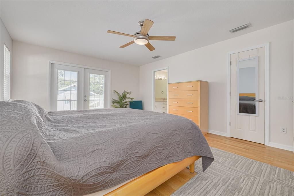 合同活跃: $1,050,000 (4 贝兹, 3 浴室, 2329 平方英尺)