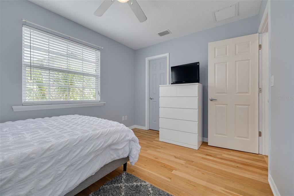 合同活跃: $1,050,000 (4 贝兹, 3 浴室, 2329 平方英尺)