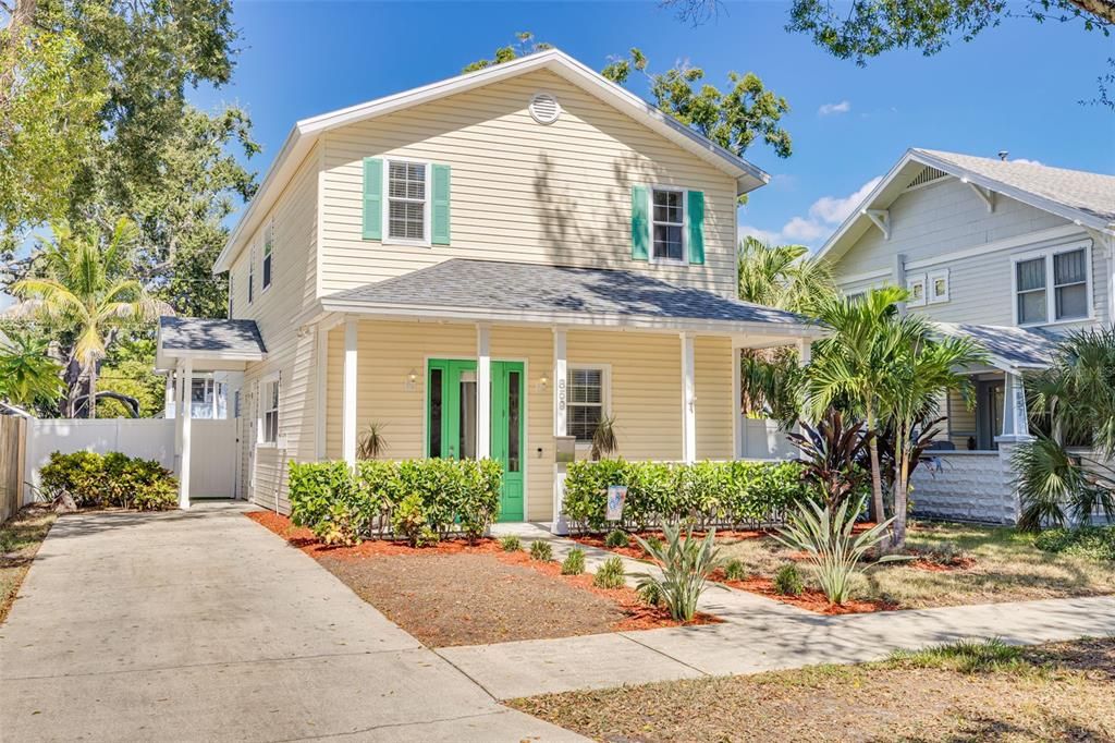 合同活跃: $1,050,000 (4 贝兹, 3 浴室, 2329 平方英尺)