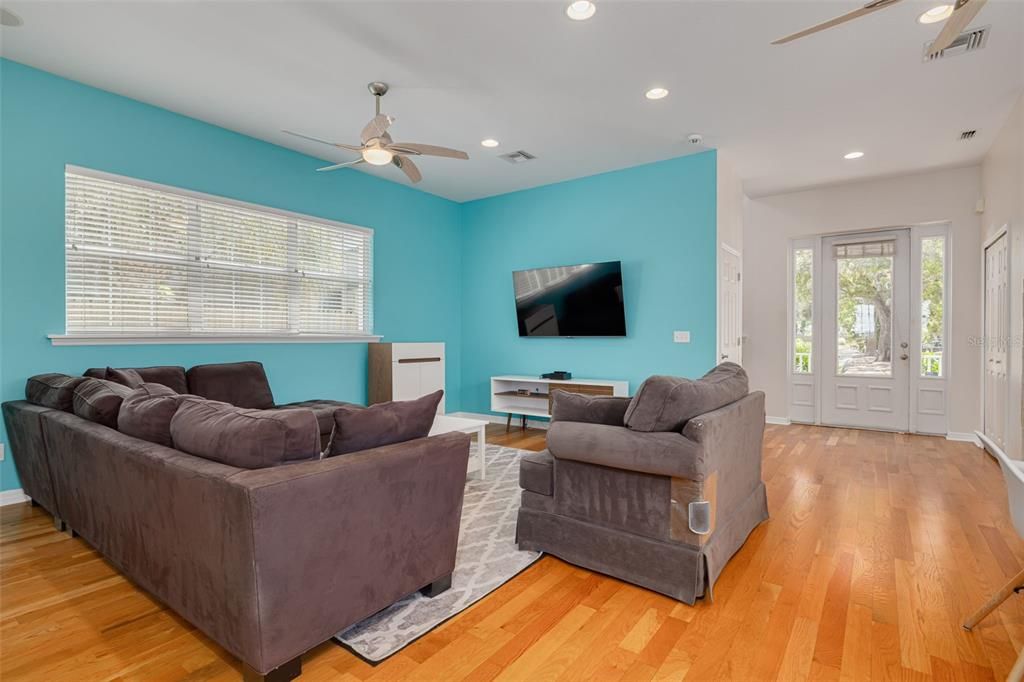 合同活跃: $1,050,000 (4 贝兹, 3 浴室, 2329 平方英尺)