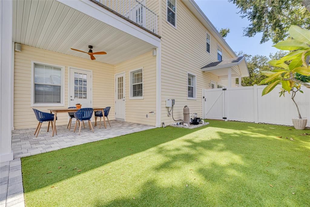 合同活跃: $1,050,000 (4 贝兹, 3 浴室, 2329 平方英尺)