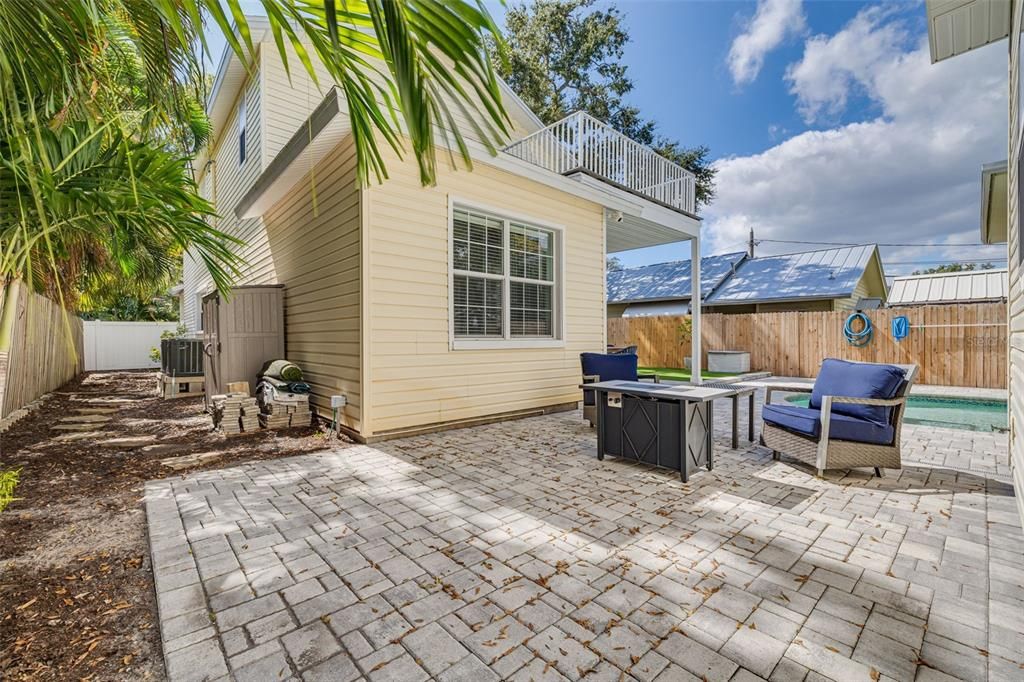 合同活跃: $1,050,000 (4 贝兹, 3 浴室, 2329 平方英尺)